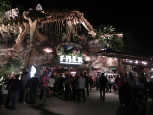 Fila para fazer reserva no T-Rex em Downton Disney.